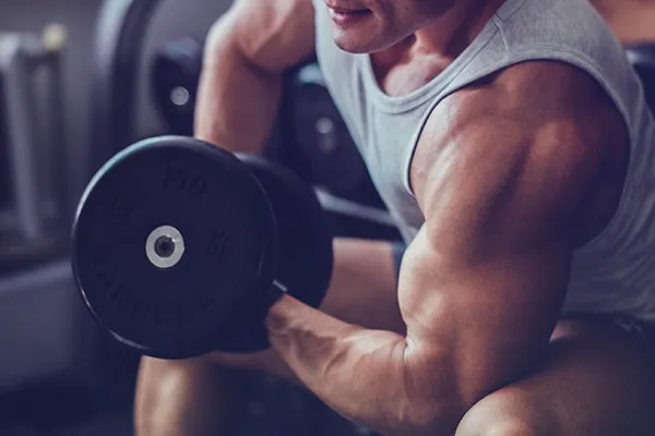 Treino de musculação pesada para hipertrofia